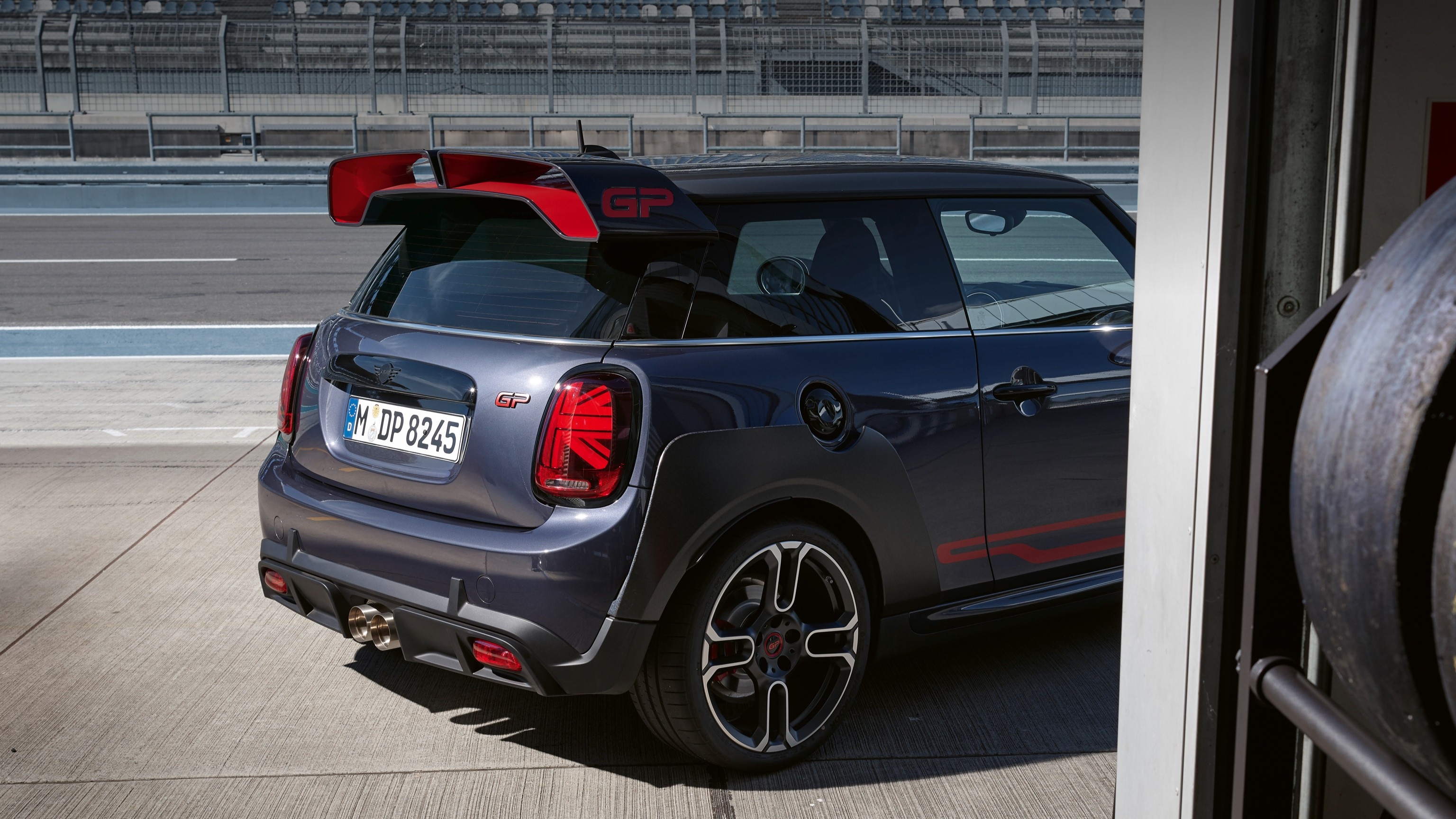 MINI John Cooper Works GP – серый и красный – вид сбоку